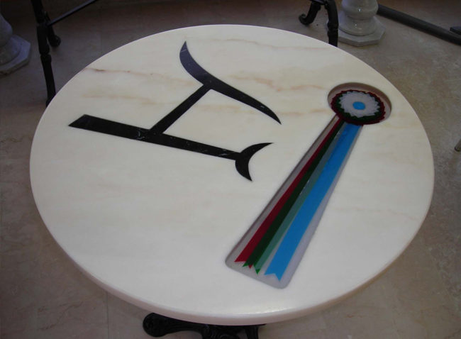 Table de décoration en marbre rose par l'artisan marbrier Arthur Créations - Nîmes