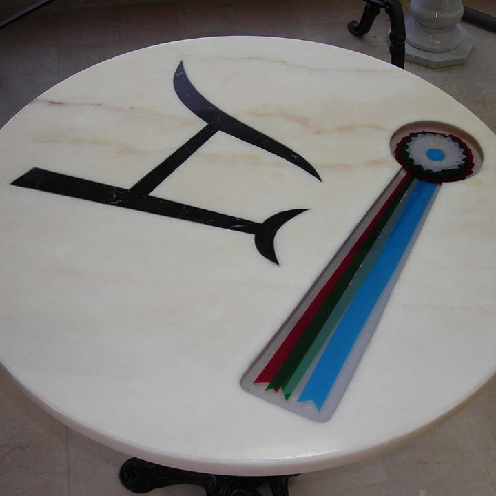 Table de décoration en marbre rose par l'artisan marbrier Arthur Créations - Nîmes