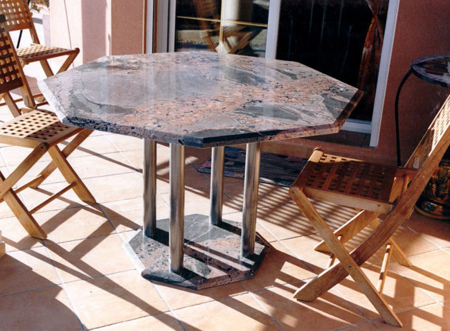 Table de décoration en granit du Brésil par Arthur Créations taille de pierre à Nîmes