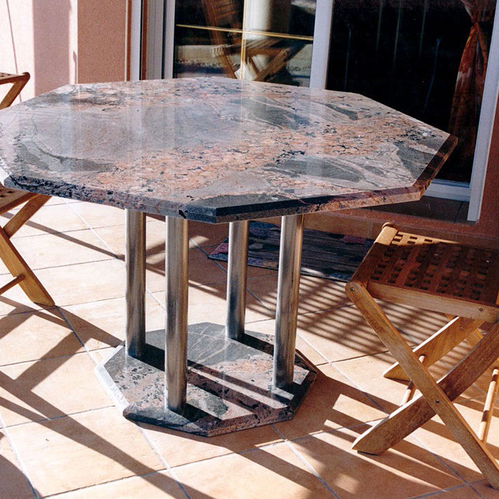 Table de décoration en granit du Brésil par Arthur Créations taille de pierre à Nîmes