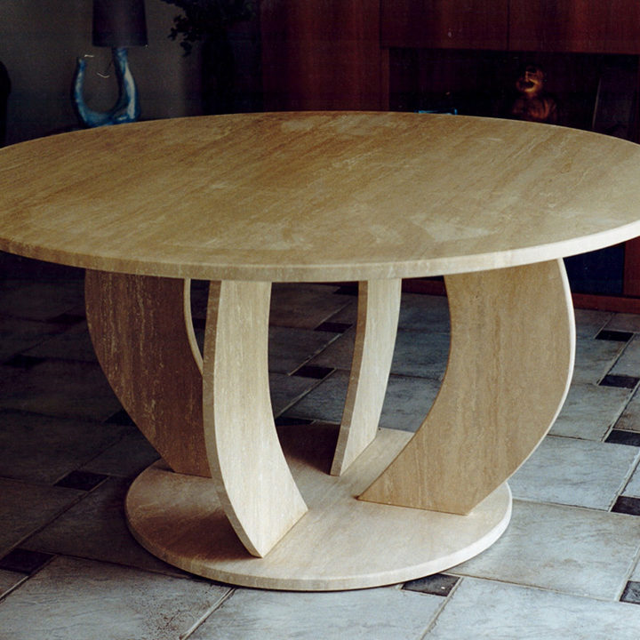 Table de décoration en marbre travertin italien par Arthur Créations marbrier à Nîmes