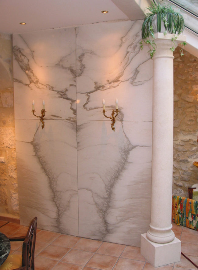 Parement mural en marbre italien par Arthur Créations marbrier à Nîmes