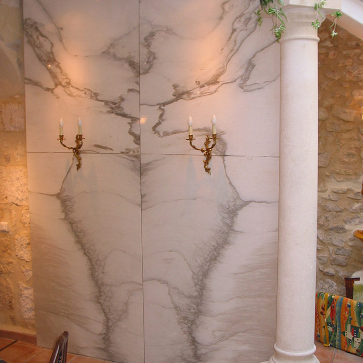 Parement mural en marbre italien par Arthur Créations marbrier à Nîmes