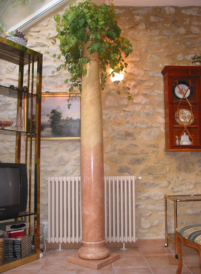 Colonne de décoration en marbre espagnol par Arthur Créations marbrier à Nîmes