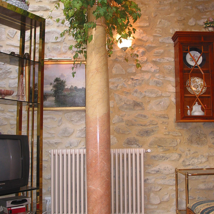 Colonne de décoration en marbre espagnol par Arthur Créations marbrier à Nîmes