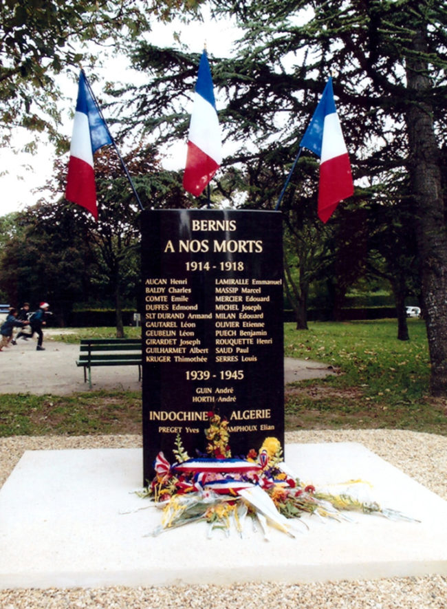 Monument funéraire en granit noir par Arthur Créations, taille de pierre à Nîmes