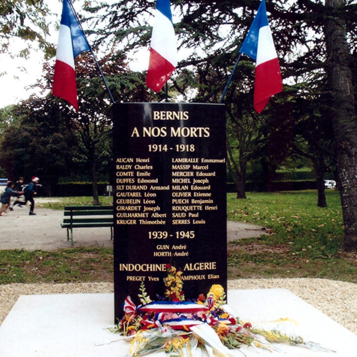 Monument funéraire en granit noir par Arthur Créations, taille de pierre à Nîmes
