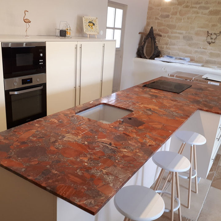 Pose d'un plan de travail en granit du Brésil par Arthur Créations