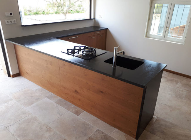 Pose d'un plan de travail en granit indien par Arthur Créations - taille de pierre