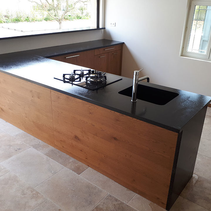 Pose d'un plan de travail en granit indien par Arthur Créations - taille de pierre