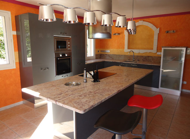 Taille de pierre plan de travail en granit indien par Arthur Créations