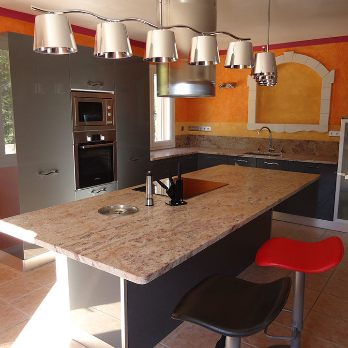 Taille de pierre plan de travail en granit indien par Arthur Créations