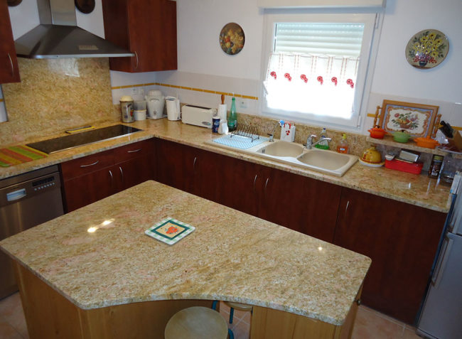 Taille de pierre et pose de plan de travail en granit indien par Arthur Créations