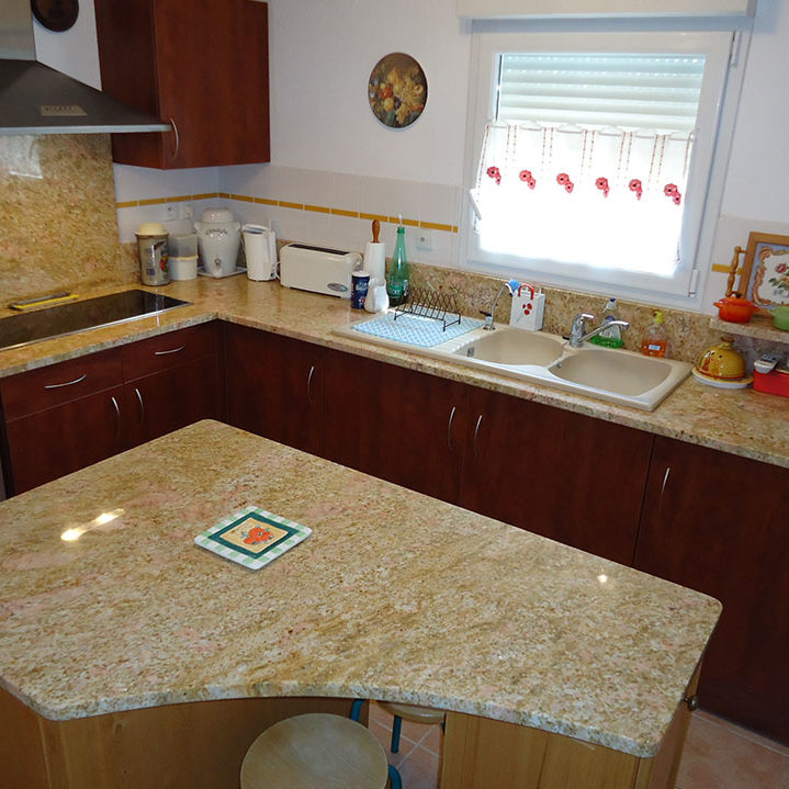 Taille de pierre et pose de plan de travail en granit indien par Arthur Créations