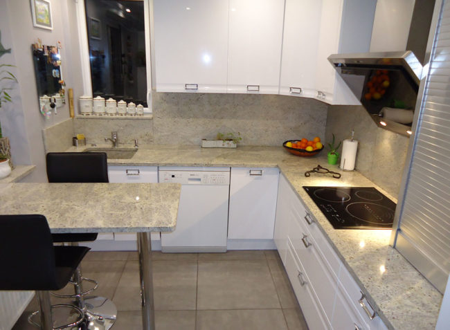 Taille de pierre et pose de plan de travail en granit indien par Arthur Créations à Nîmes