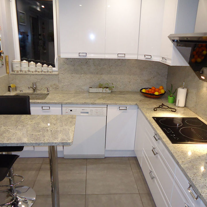 Taille de pierre et pose de plan de travail en granit indien par Arthur Créations à Nîmes