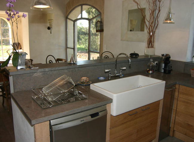 Plan de travail et évier pierre de Tavel par Arthur Créations à Nîmes