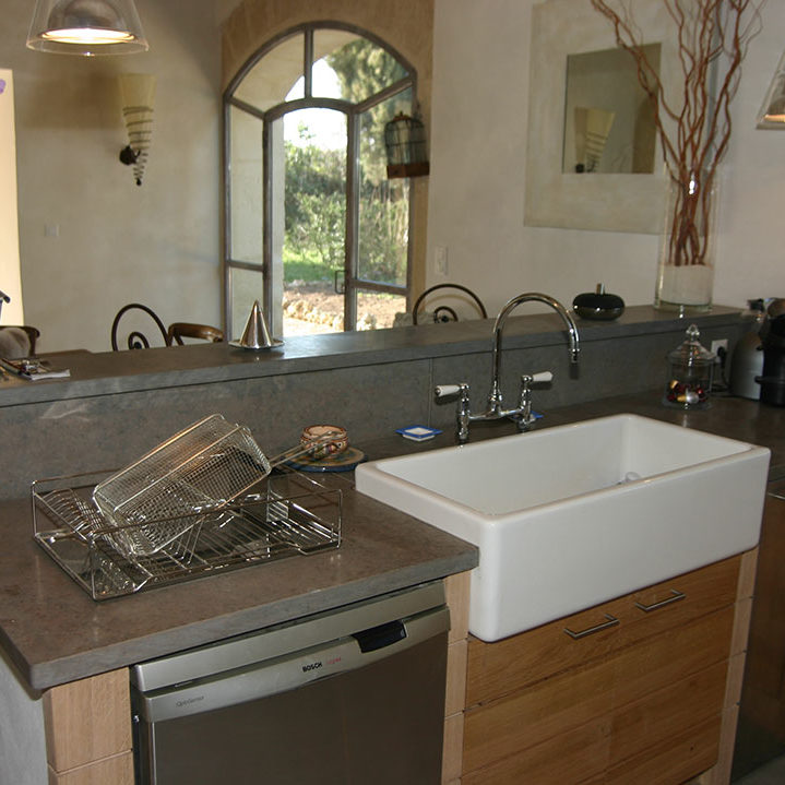 Plan de travail et évier pierre de Tavel par Arthur Créations à Nîmes