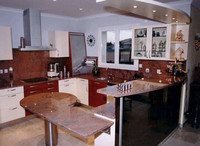 Plan de travail en granit indien par Arthur Créations à Nîmes tailleur de pierre