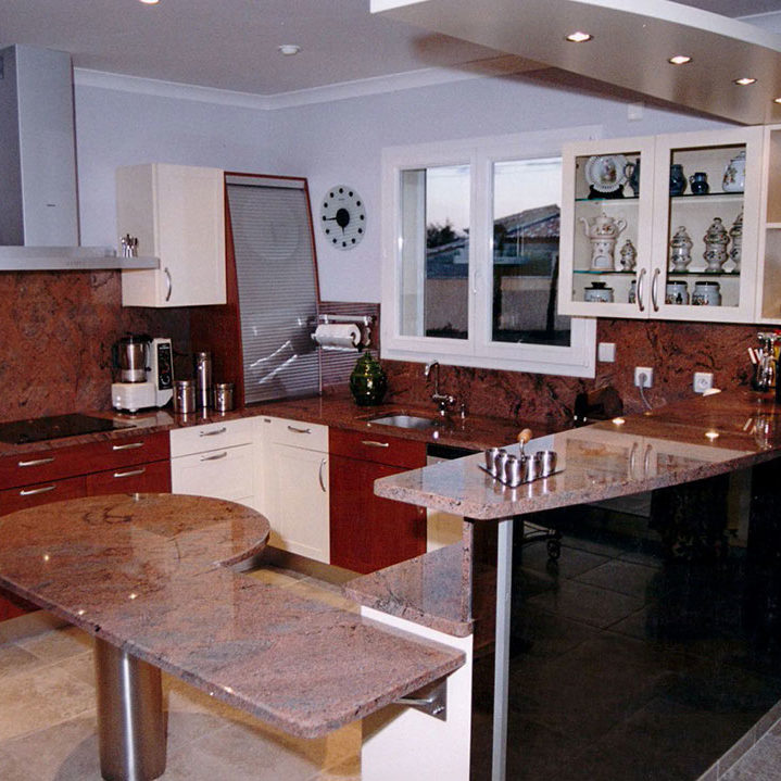 Plan de travail en granit indien par Arthur Créations à Nîmes tailleur de pierre