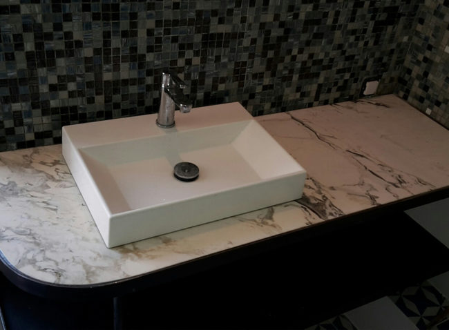 Salle de bain en marbre italien par le marbrier Arthur Créations à Nîmes - Tendance - L'intemporalité du marbre