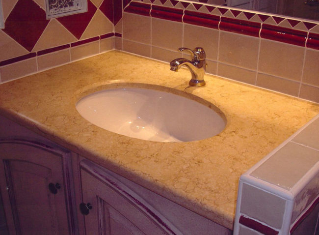 Salle de bain en marbre égyptien par le marbrier Arthur Créations à Nîmes