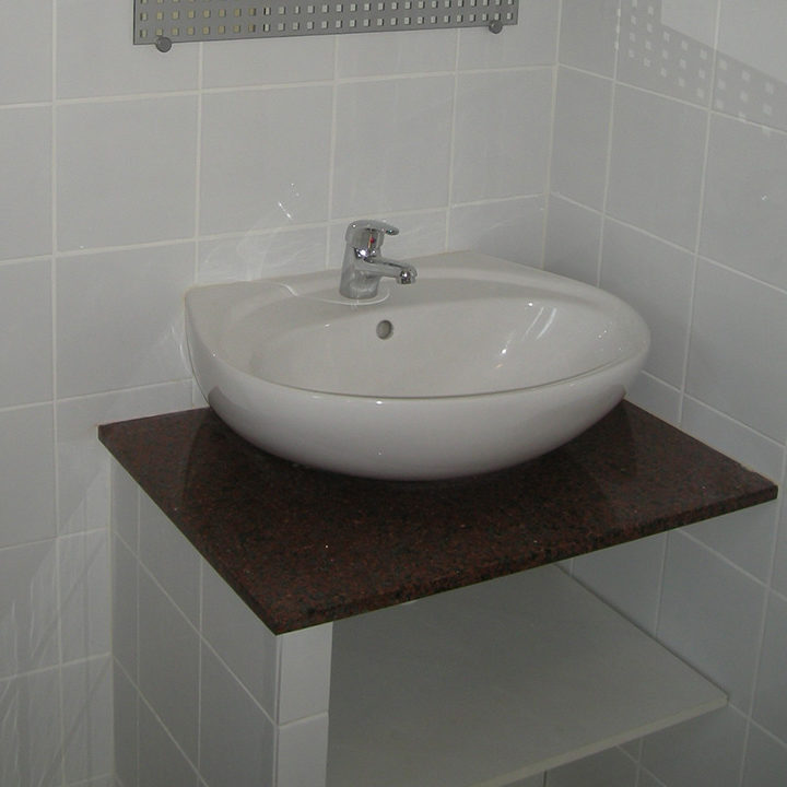 Salle de bain en granit rouge par l'artisan marbrier Arthur Créations à Nîmes