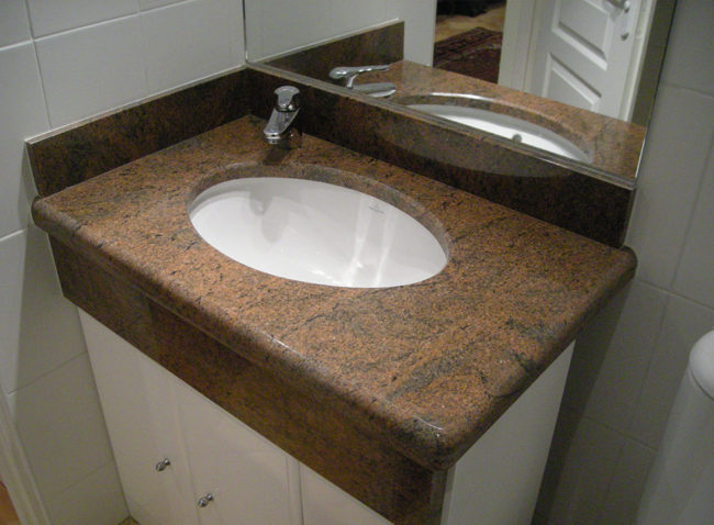 Salle de bain en granit indien par l'artisan marbrier Arthur Créations à Bernis