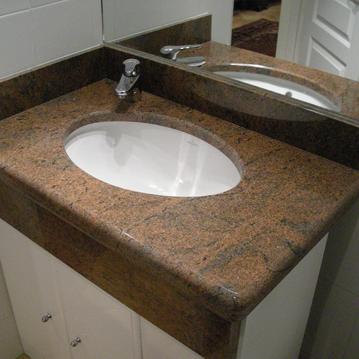 Salle de bain en granit indien par l'artisan marbrier Arthur Créations à Bernis