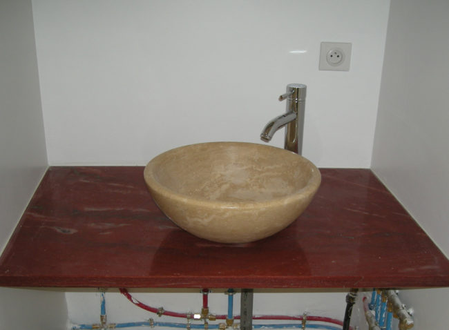 Salle de bain en granit indien par l'artisan marbrier Arthur Créations à Bernis