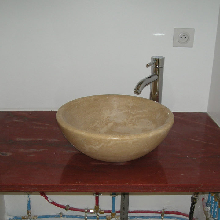 Salle de bain en granit indien par l'artisan marbrier Arthur Créations à Bernis