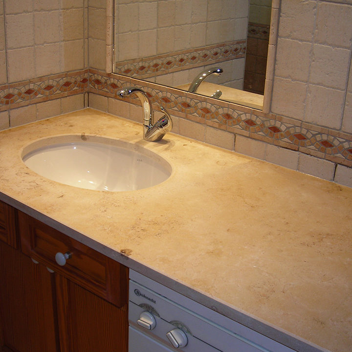 Salle de bain en pierre naturelle par l'artisan marbrier Arthur Créations à Nîmes