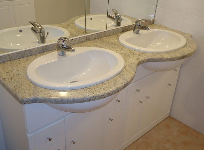 Salle de bain en granit indien par l'artisan marbrier Arthur Créations à Nîmes