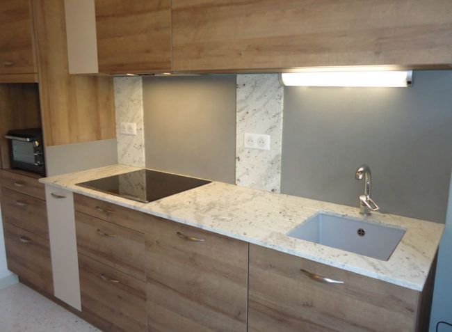 Taille de pierre et pose de plan de travail en granit indien par Arthur Créations à Nîmes