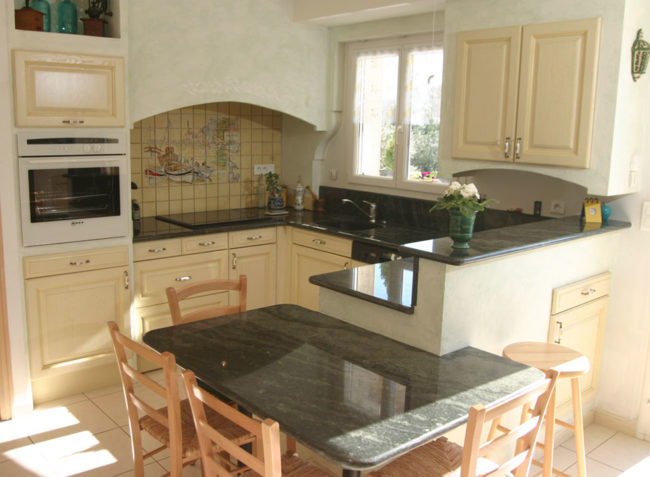 Taille de pierre et pose de plan de travail en granit indien par Arthur Créations à Nîmes