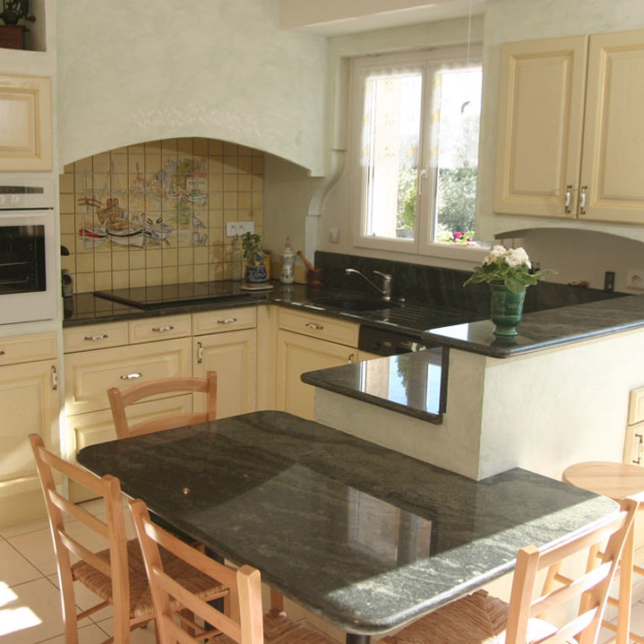 Taille de pierre et pose de plan de travail en granit indien par Arthur Créations à Nîmes