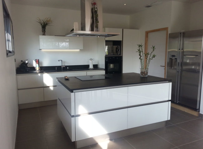 Taille de pierre et pose de plan de travail en granit indien par Arthur Créations à Nîmes