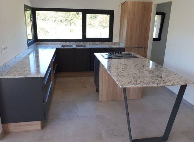 Taille de pierre et pose de plan de travail en granit indien par Arthur Créations à Nîmes