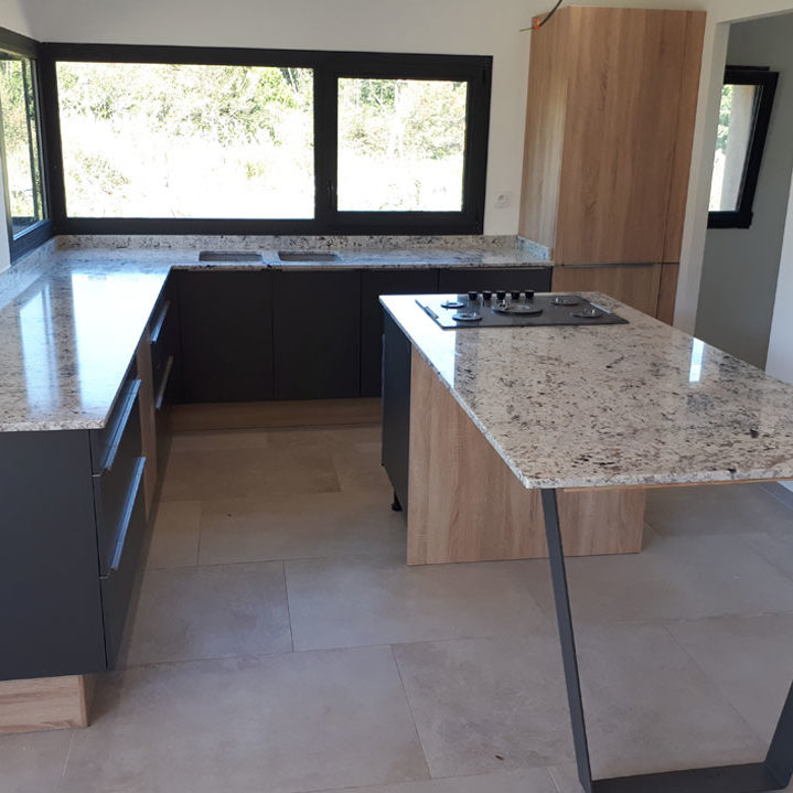 Taille de pierre et pose de plan de travail en granit indien par Arthur Créations à Nîmes