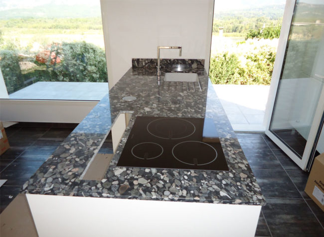 Taille de pierre et pose de plan de travail en granit indien par Arthur Créations à Nîmes - Nos créations