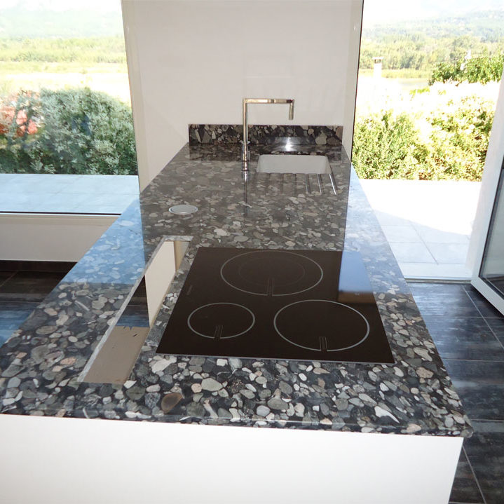 Taille de pierre et pose de plan de travail en granit indien par Arthur Créations à Nîmes - Nos créations