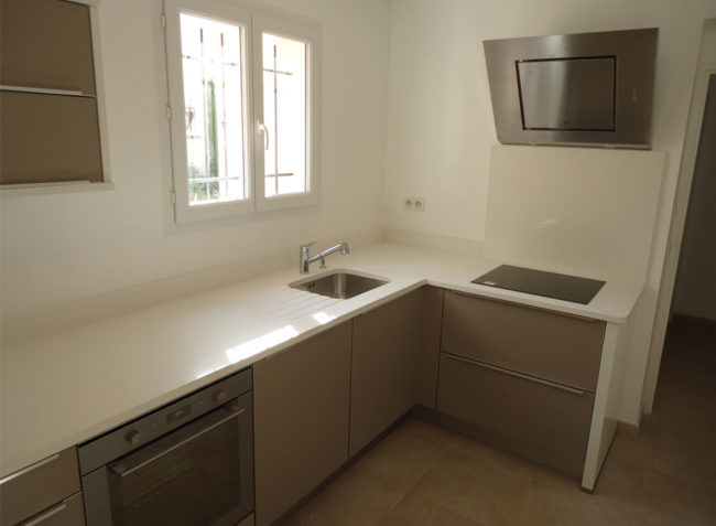 Taille de pierre et pose de plan de en quartz par Arthur Créations à Nîmes