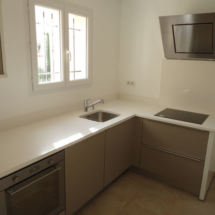 Taille de pierre et pose de plan de en quartz par Arthur Créations à Nîmes