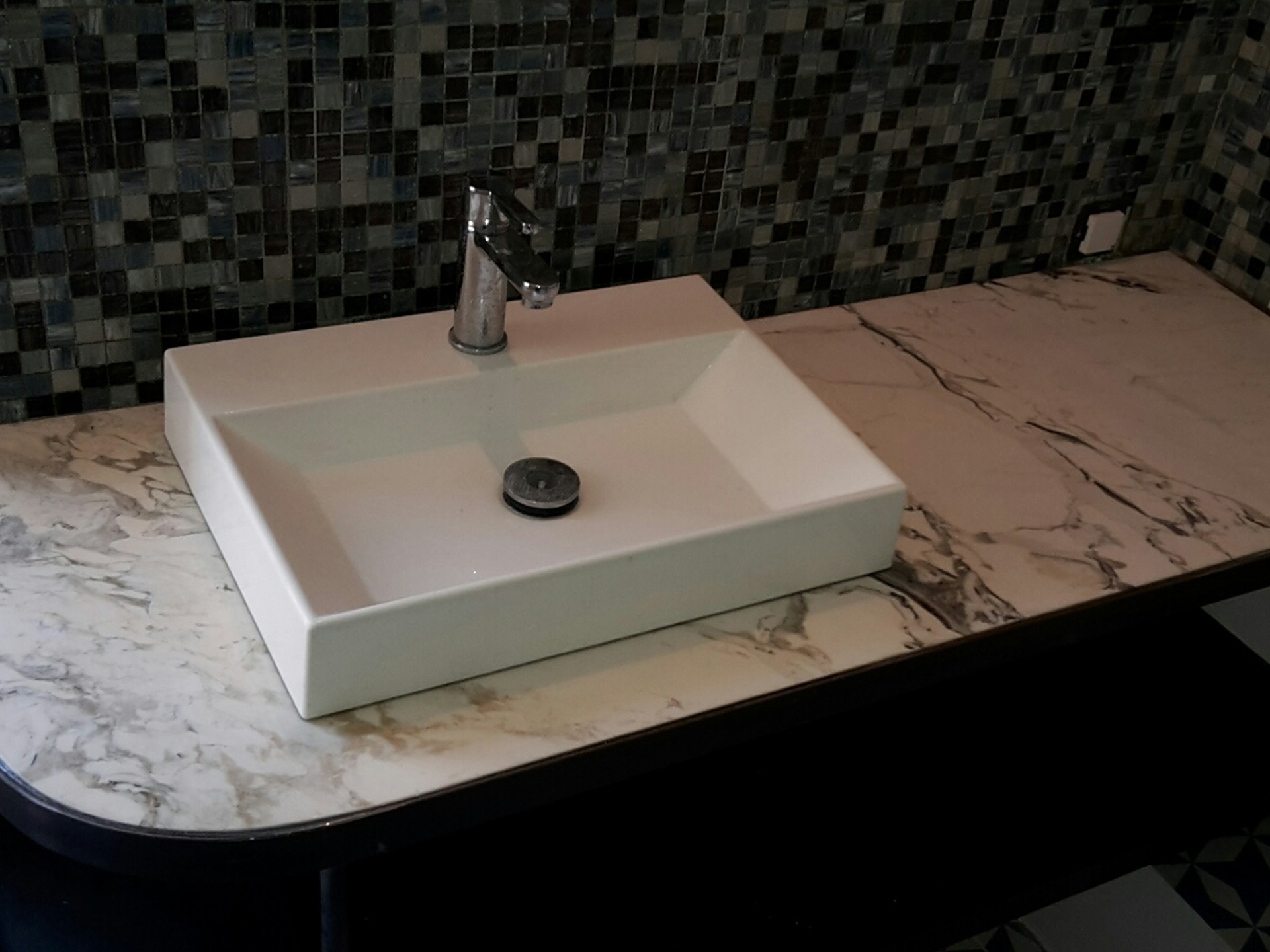 Taille de pierre et marbrerie pour la salle de bain par Arthur Créations à Nîmes